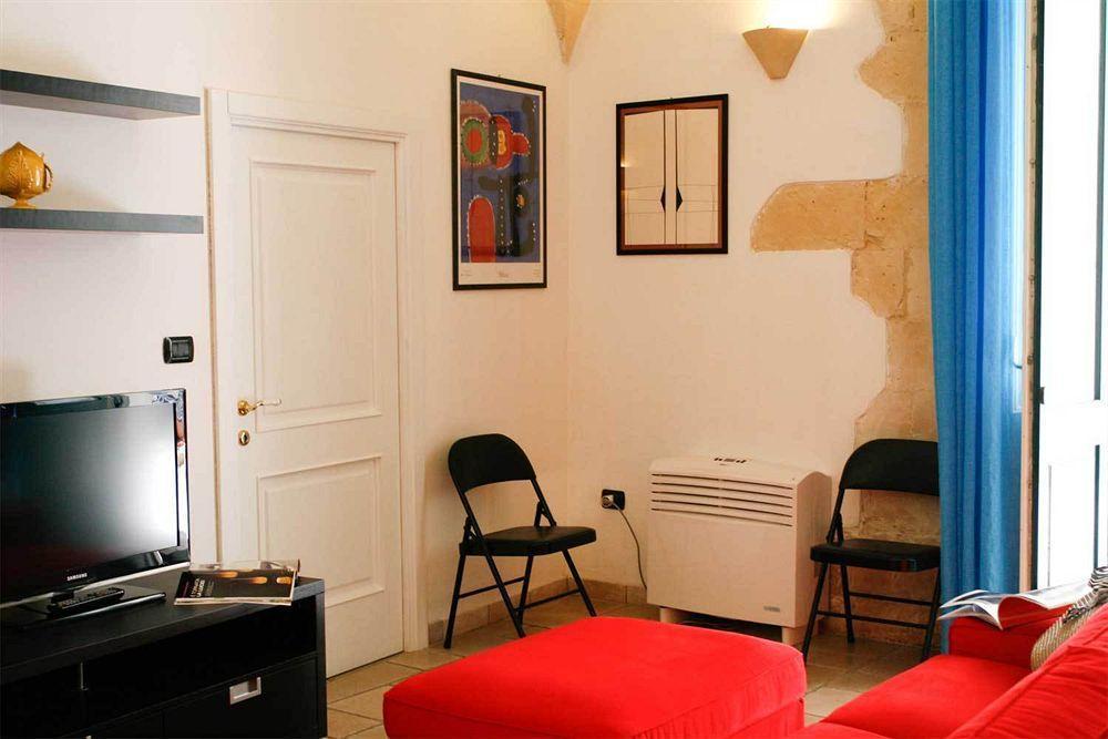 Sacre Bleu Apartments Лече Екстериор снимка