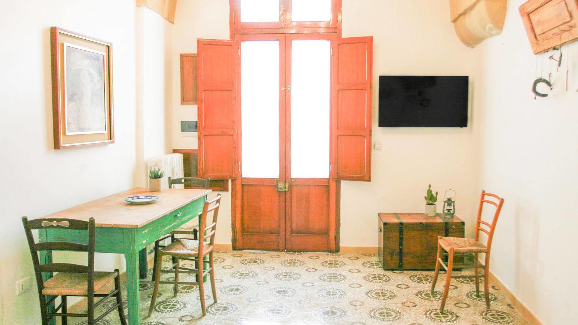 Sacre Bleu Apartments Лече Екстериор снимка
